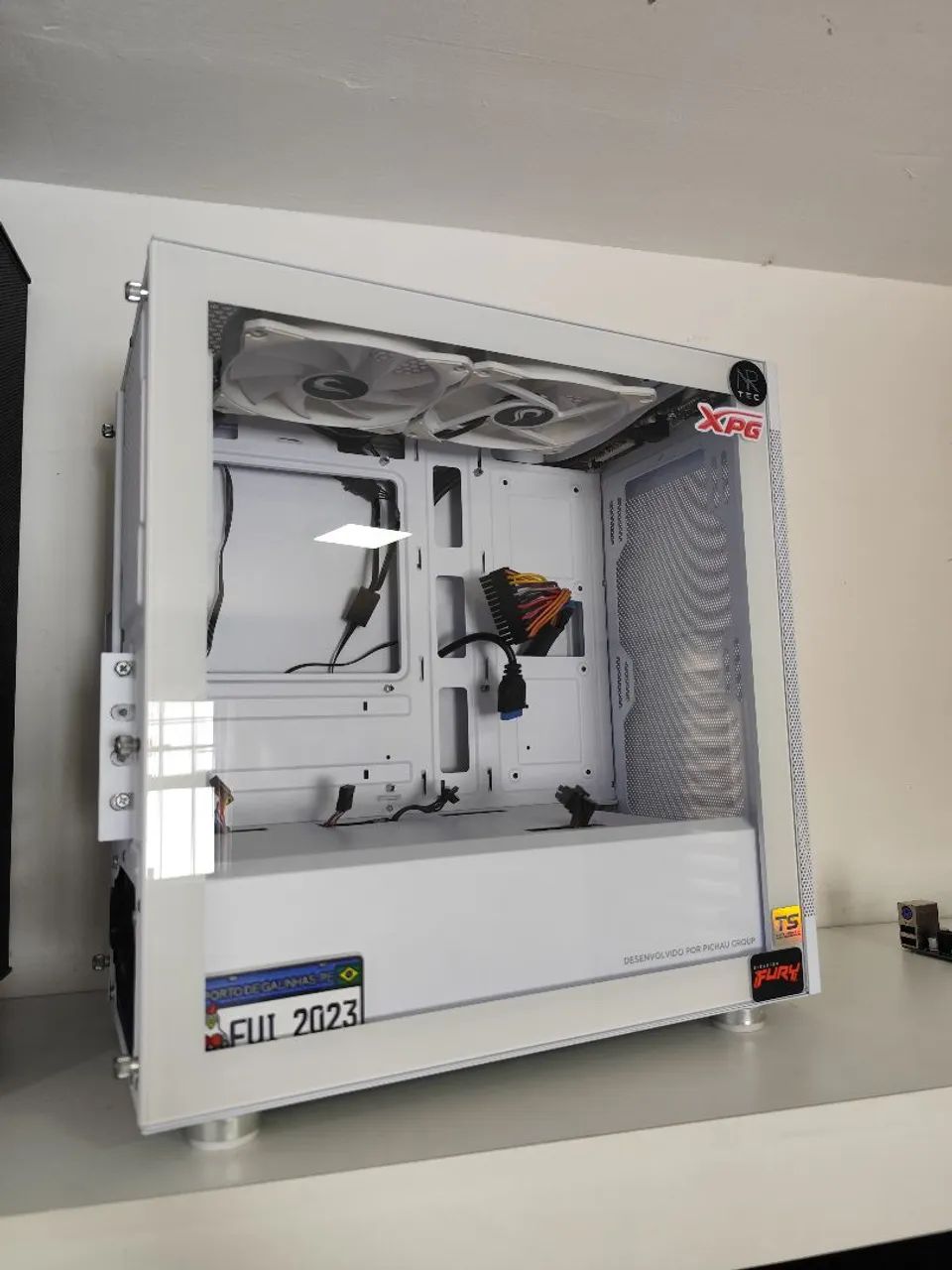 Gabinete gamer branco compacto