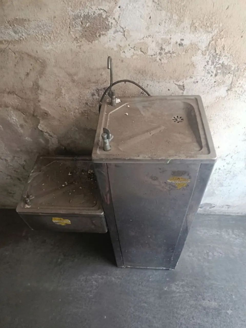 Bebedouro industrial em inox com acessório acessível. - Foto 2