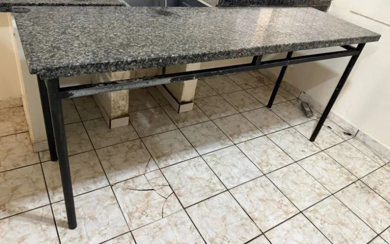 Mesa Bancada de Granito 2,10m com Estrutura Metálica - Foto 3