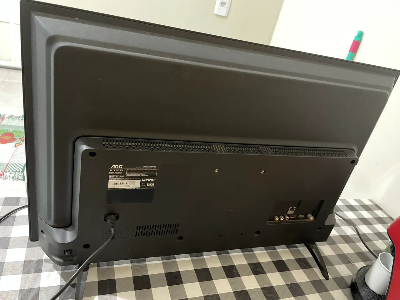 TV SMART ROKU 32 POLEGADAS , COM DEFEITO NA TELA. Acompanha controle. - Foto 4