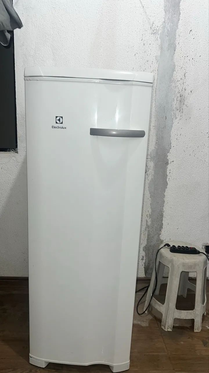 FREEZER VERTICAL ELETROLUX 212L - Foto 2