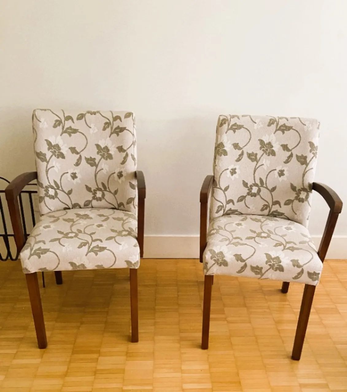 Par de poltronas com estofamento em tecido floral - Foto 2