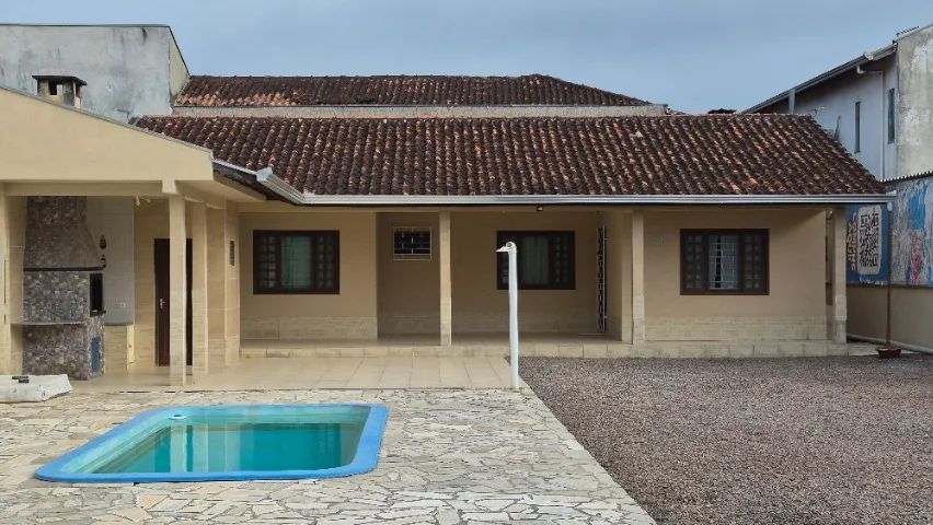 Casa ampla com Piscina em Itapoá