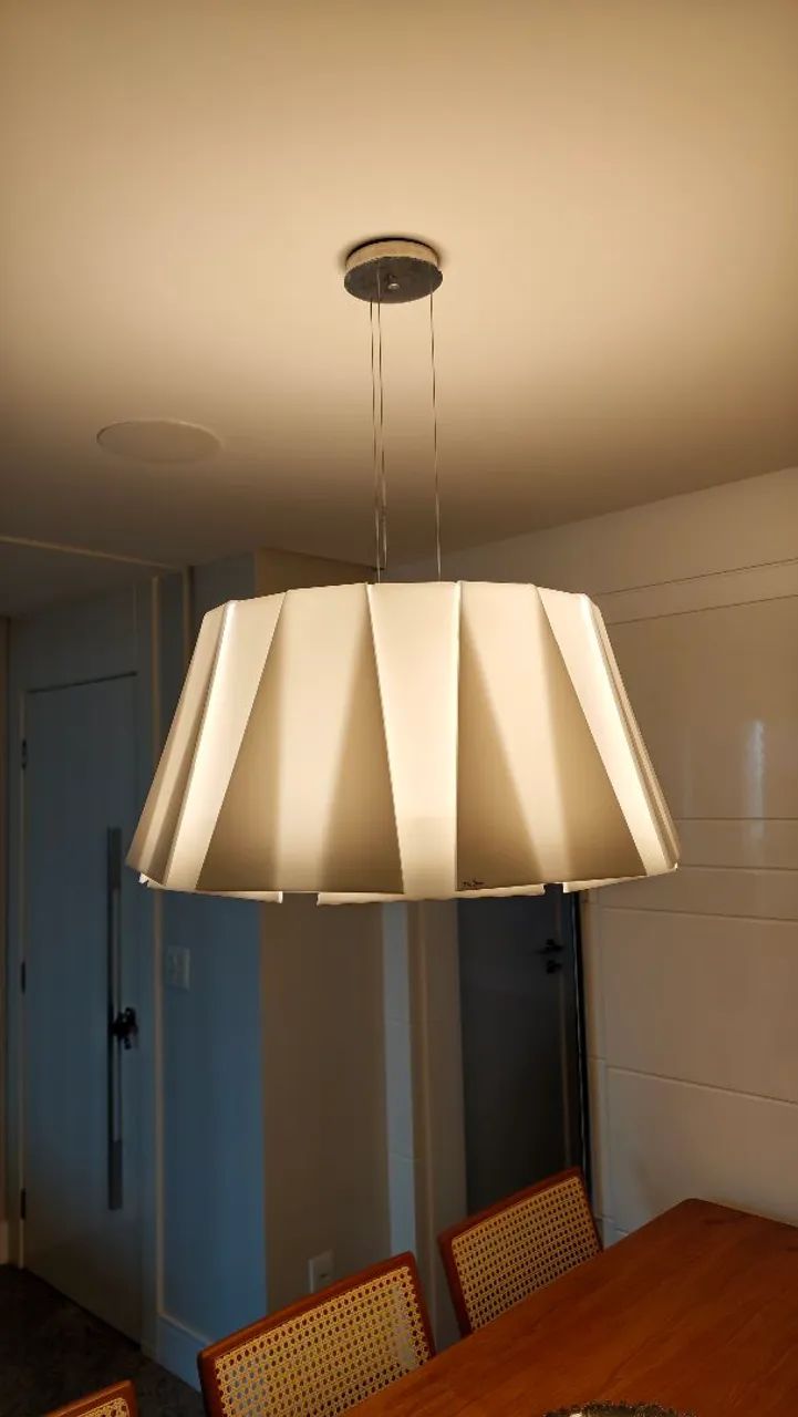 Luminária com design assinado. - Foto 2