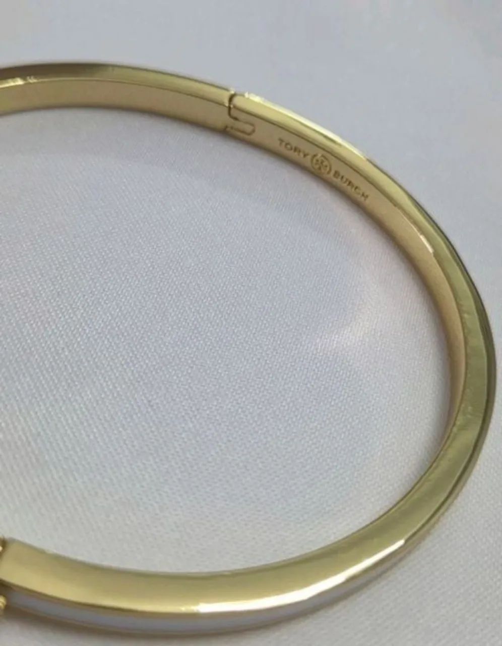 Bracelete Tory Burch Dourado e branco  - Foto 4