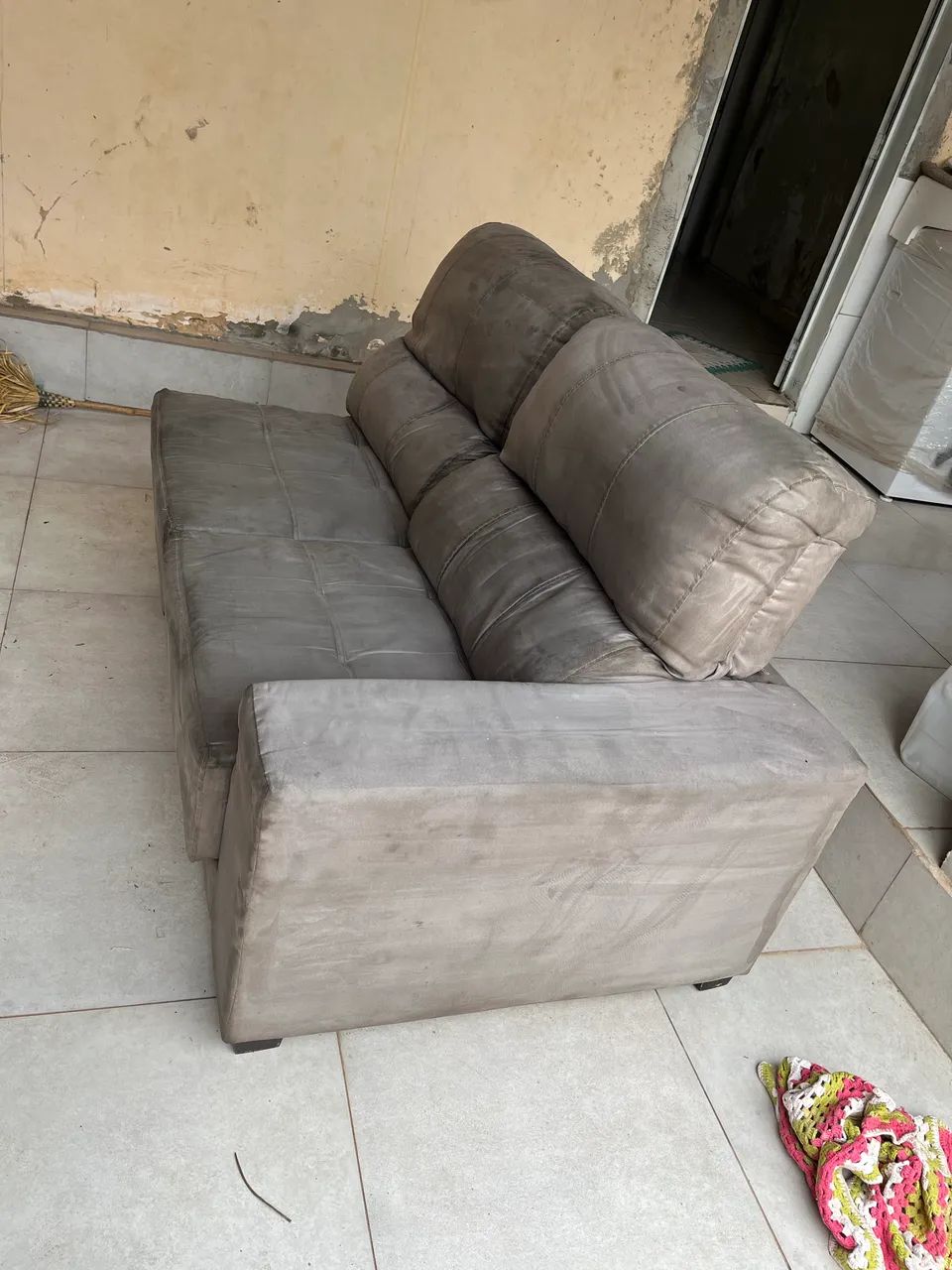 Sofá retrátil cinza dois lugares higienizado  - Foto 4