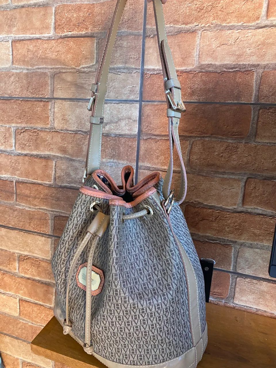 Bolsa bucket Victor Hugo - Foto 2