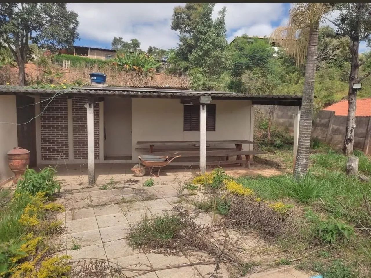 Vende-se esse terreno com pequeno barracão e piscina.