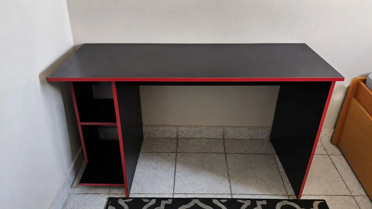 Mesa de Escritório / Computador em Ótimo Estado - R$ 200