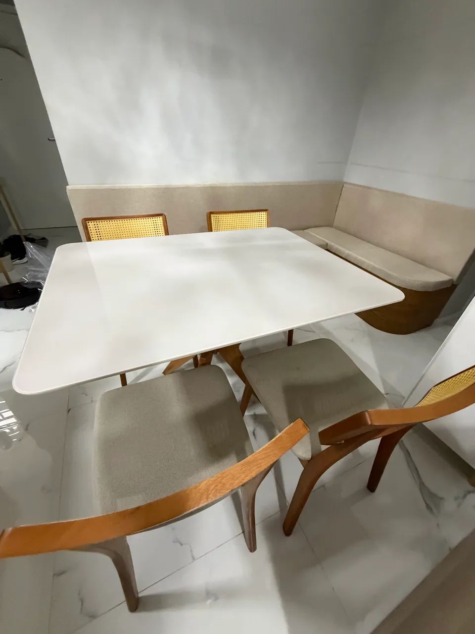Mesa de jantar com tampo de vidro, com base de madeira maciça com 04 cadeiras de madeira  - Foto 5