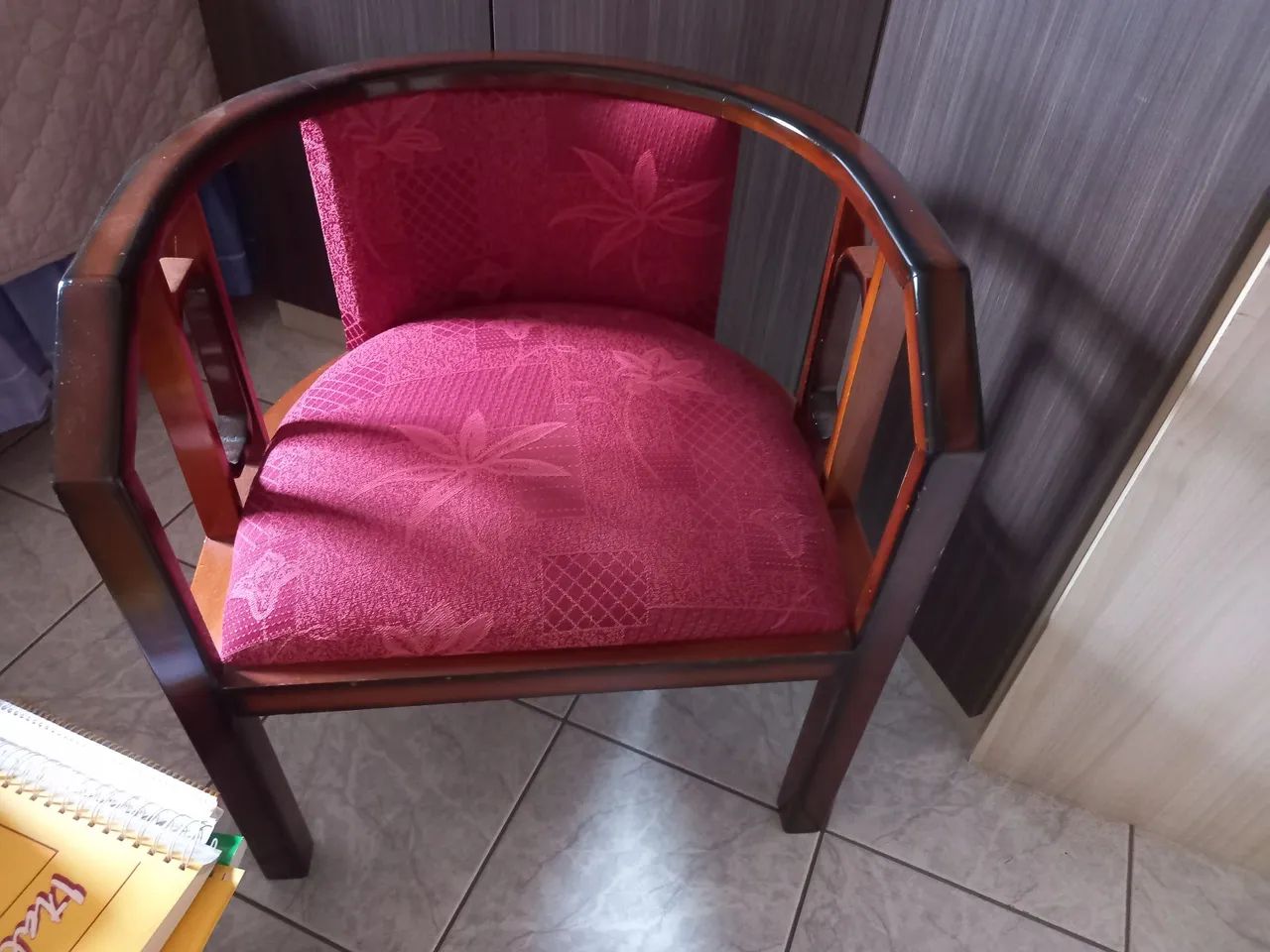 Poltrona de madeira com estofada novo