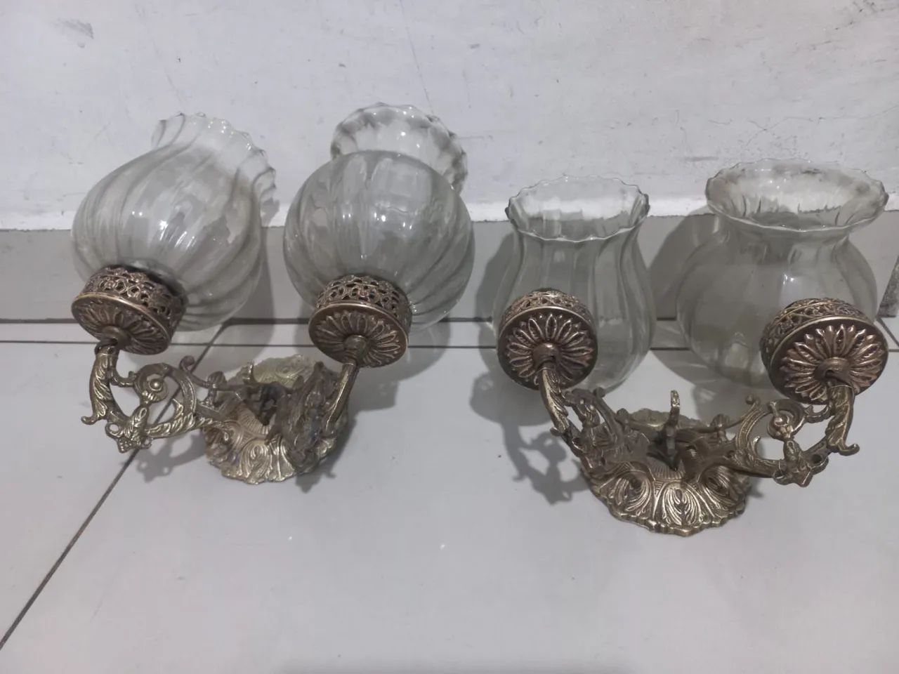Par de arandelas antigas de bronze com 2 lâmpadas e cúpulas de vidro