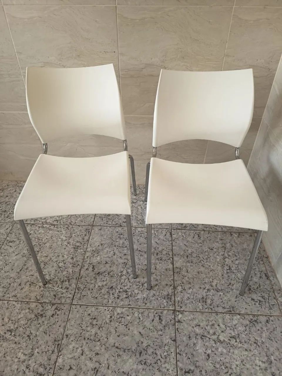 02 Cadeiras/ Modelo Carraro 357