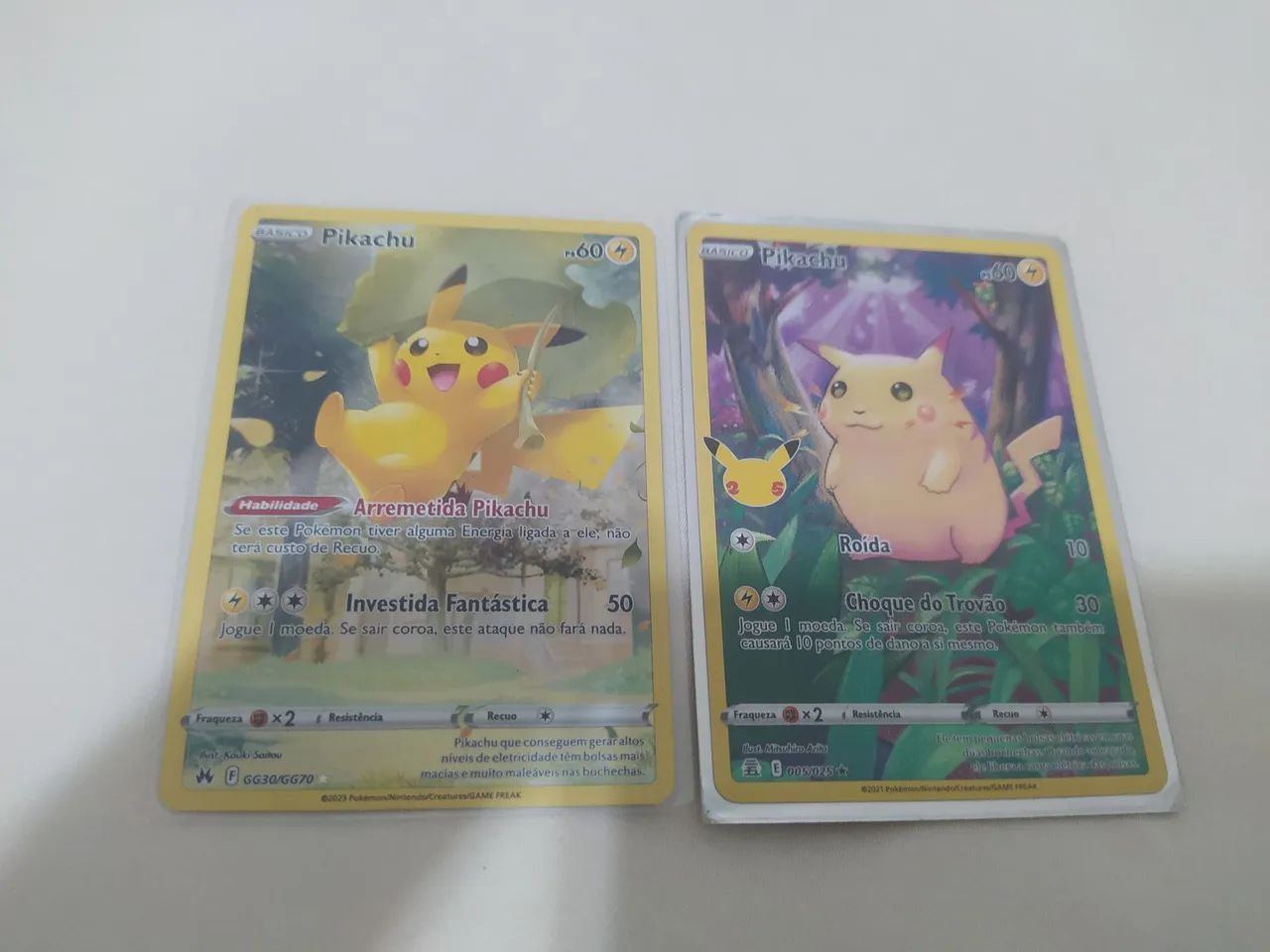 2 cartas pokémon raras Pikachu Full ART 