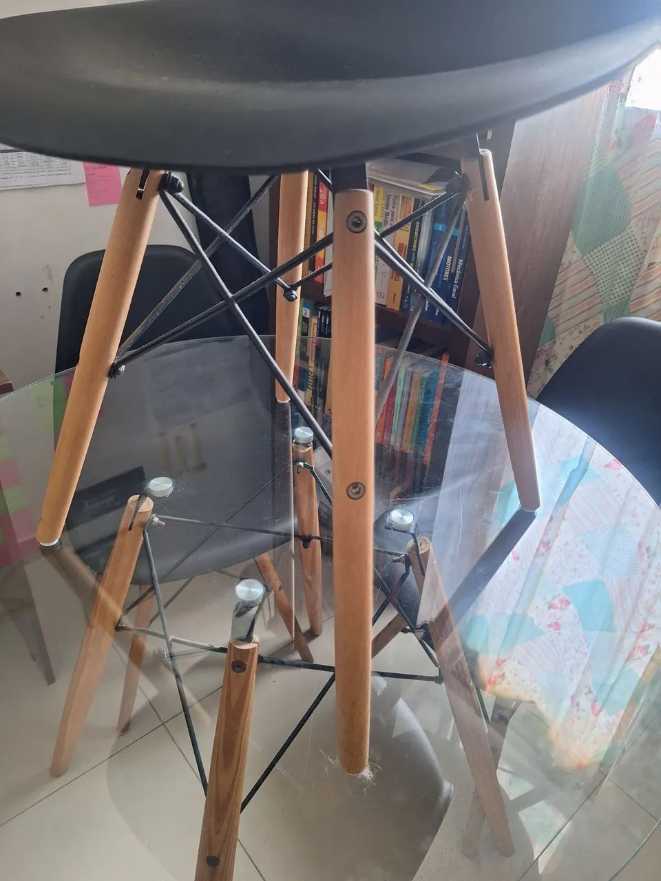 Mesa de vidro redonda com 4 cadeiras