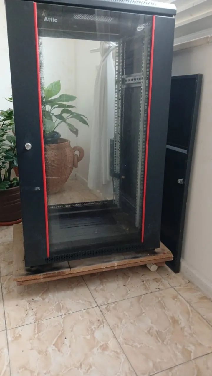 Vendo 01 excelente Rack para uso em INFORMATICA 