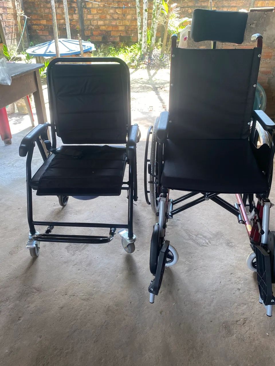 Vendo duas cadeiras de rodas.