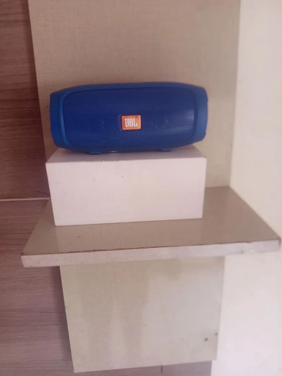 Caixinha de som JBL via Bluetooth 