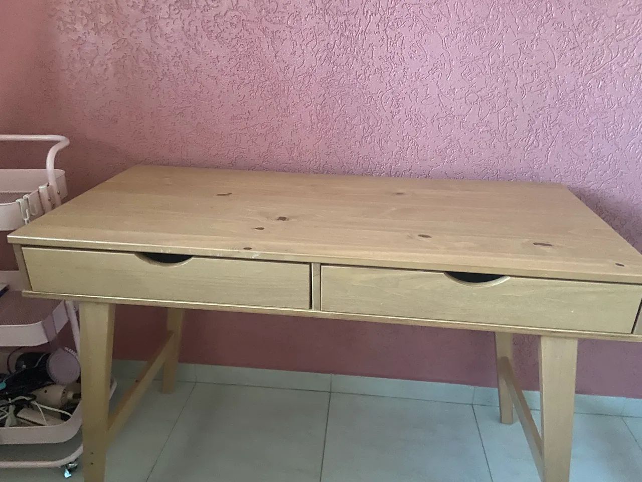 Mesa de madeira com duas gavetas - Foto 2