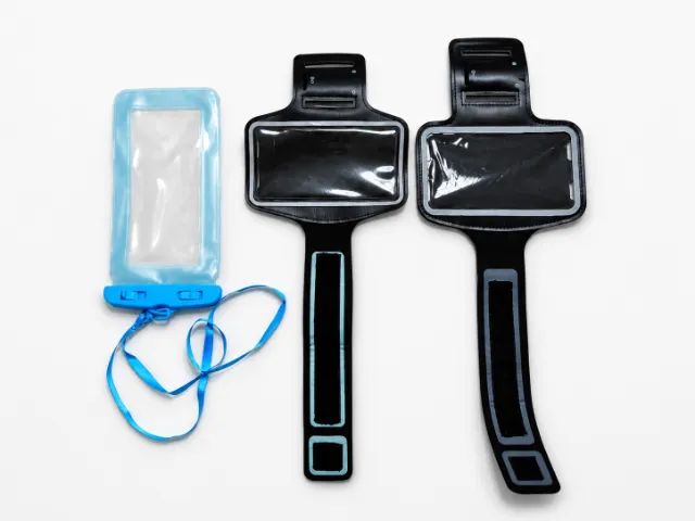 Kit com 2 Braçadeiras Esportivas + Bolsa Impermeável para Celular - Excelente Estado - Foto 2