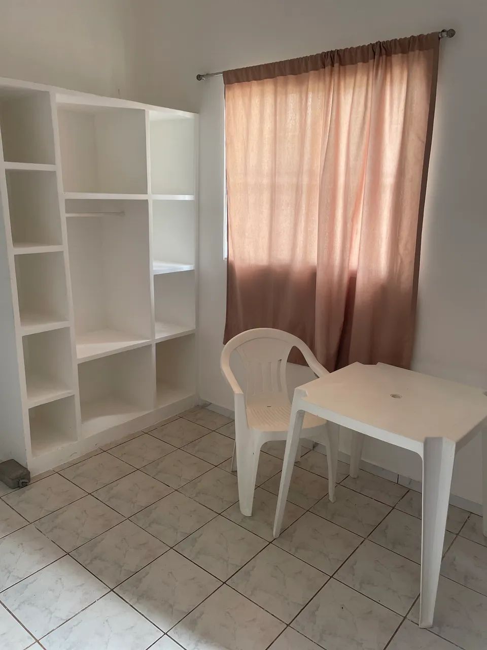 Alugo uma semi kitnet mobiliada