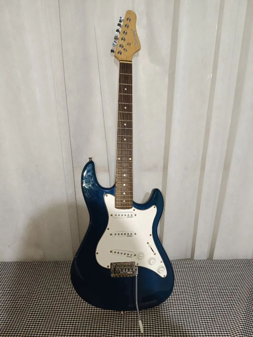 Guitarra Strinberg Azul e Branca