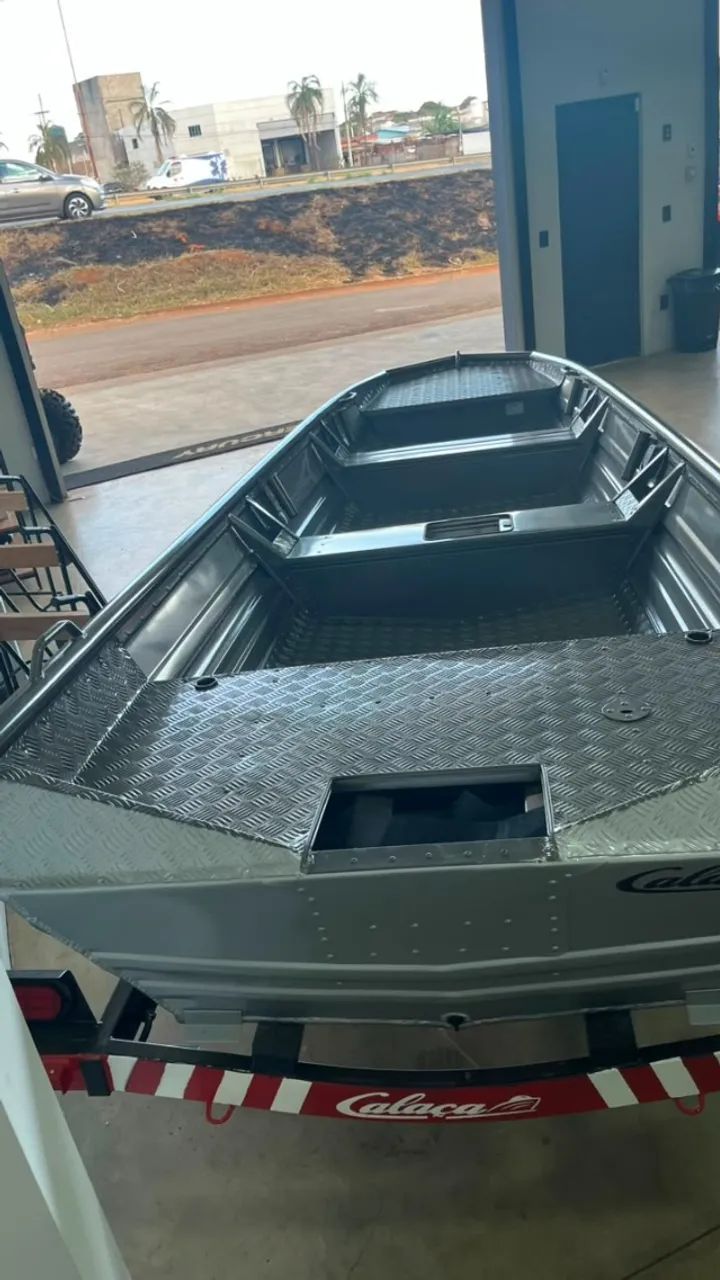 Canoa calaça 5,5m de alumínio- Estavel, Resistente e pronta para pesca  - Foto 2