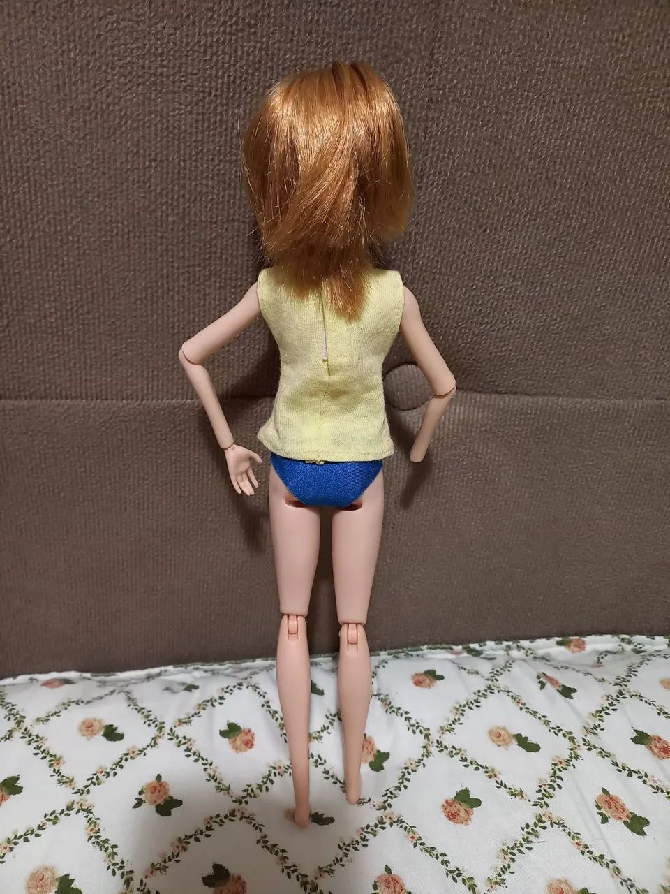 Boneca barbie articulada, tá falando uma mão e tem uma trinca no pescoço ,mas cabeça escon - Foto 3
