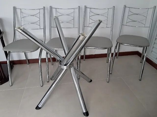 Mesa de vidro com 4 cadeiras - Foto 3