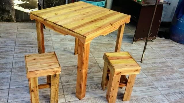 Mesa e banquinhos