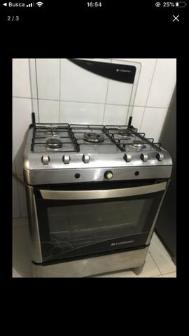Fogão continental inox com 5 bocas sendo uma grande no meio