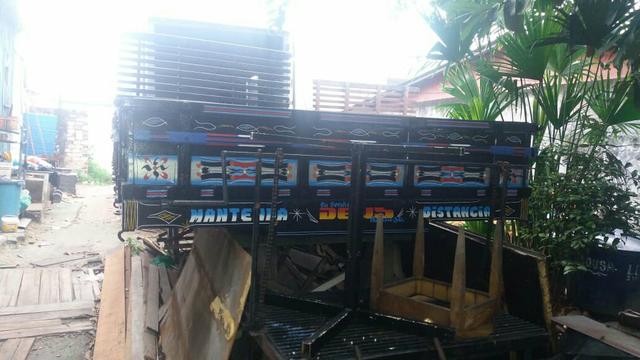 Vendo carroceria Nova 4.50 comprimento e 2.20 de largura - Foto 3