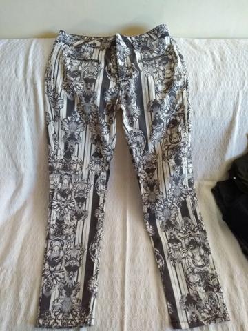 Calças tamanho 40 e 42 20 reais cada calça e 10 as bermudas - Foto 2