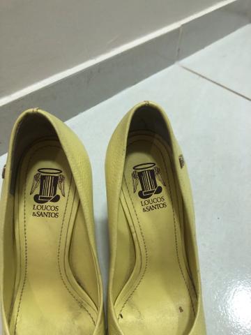 Vendo Scarpin 33 Couro- Loucos e Santos - Foto 3