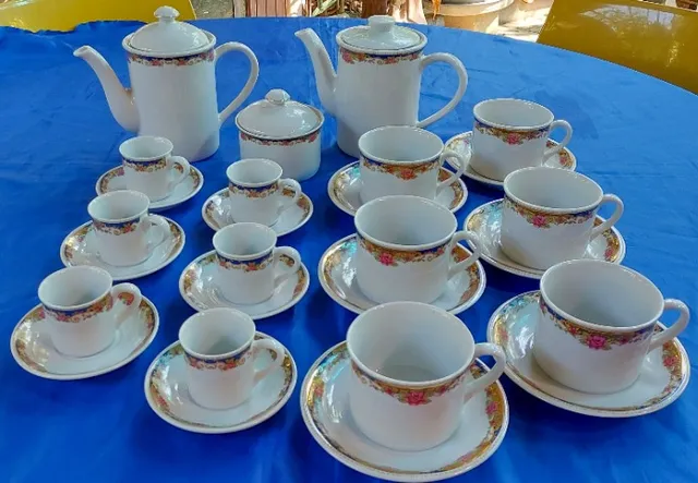Belissímo e antigo jogo de chá e café em porcelana da T