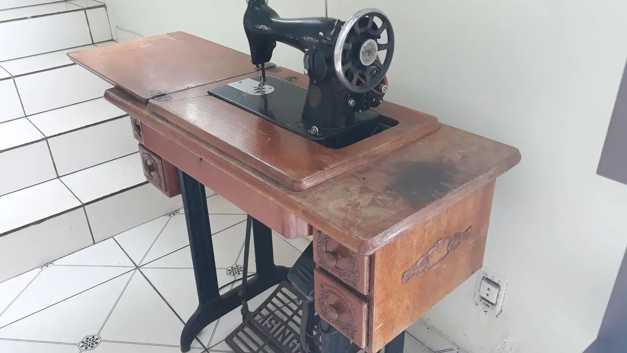 Máquina de Costura Antiga com Mesa de Madeira