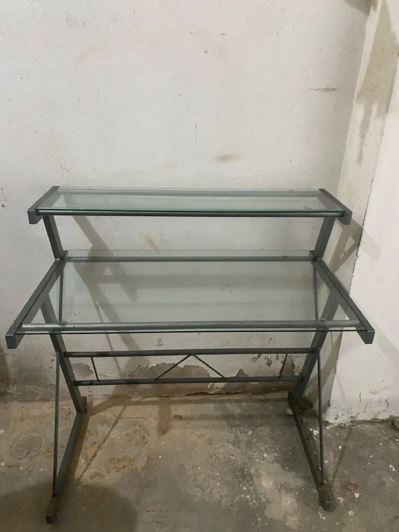 Mesa de vidro com estrutura de metal pequena 