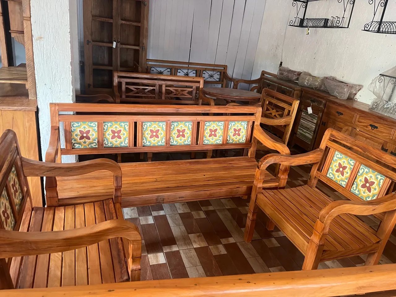 Conjunto de Sofá e Poltronas em Madeira Maciça - Foto 4