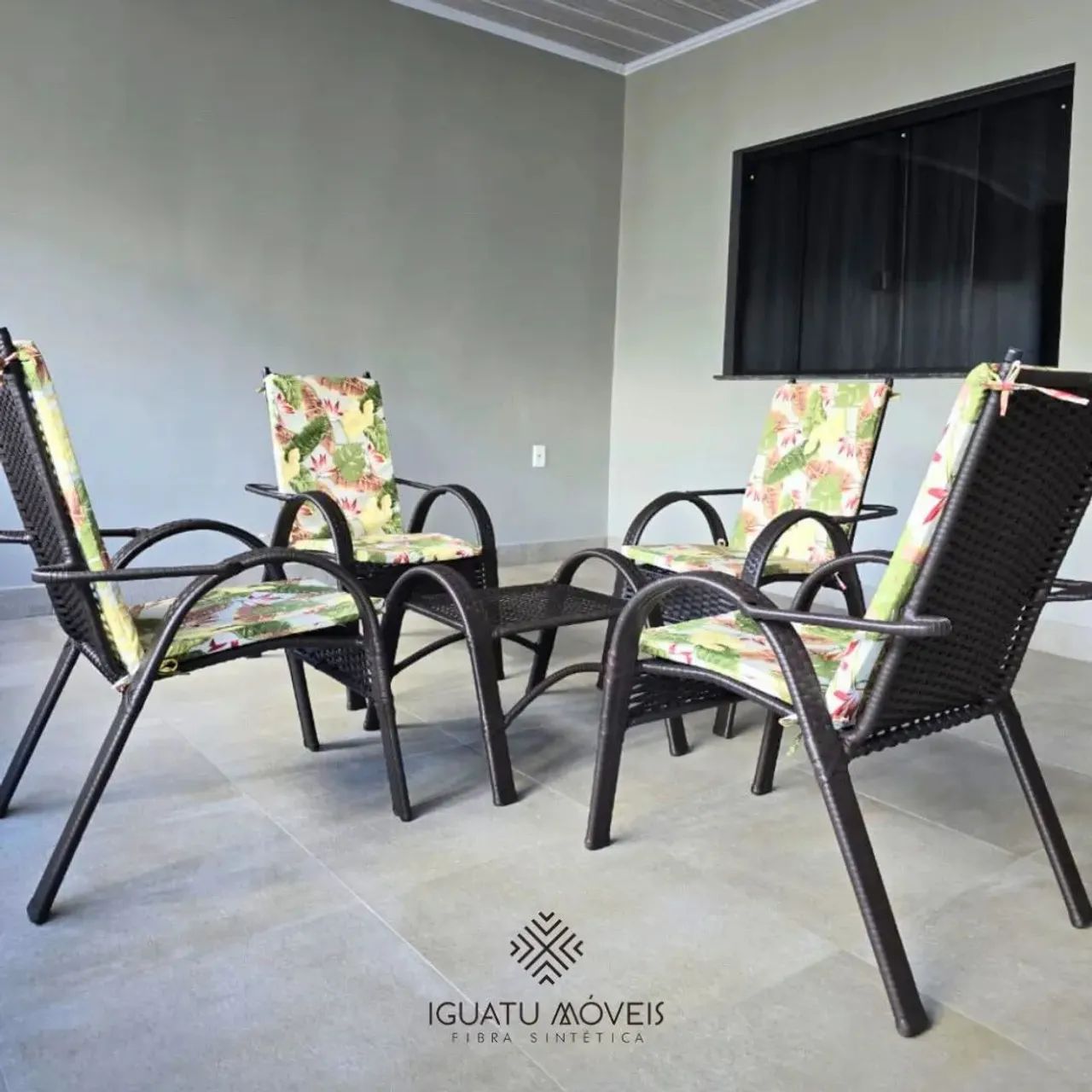 Cadeiras simples e uma mesa de centro  - Foto 2