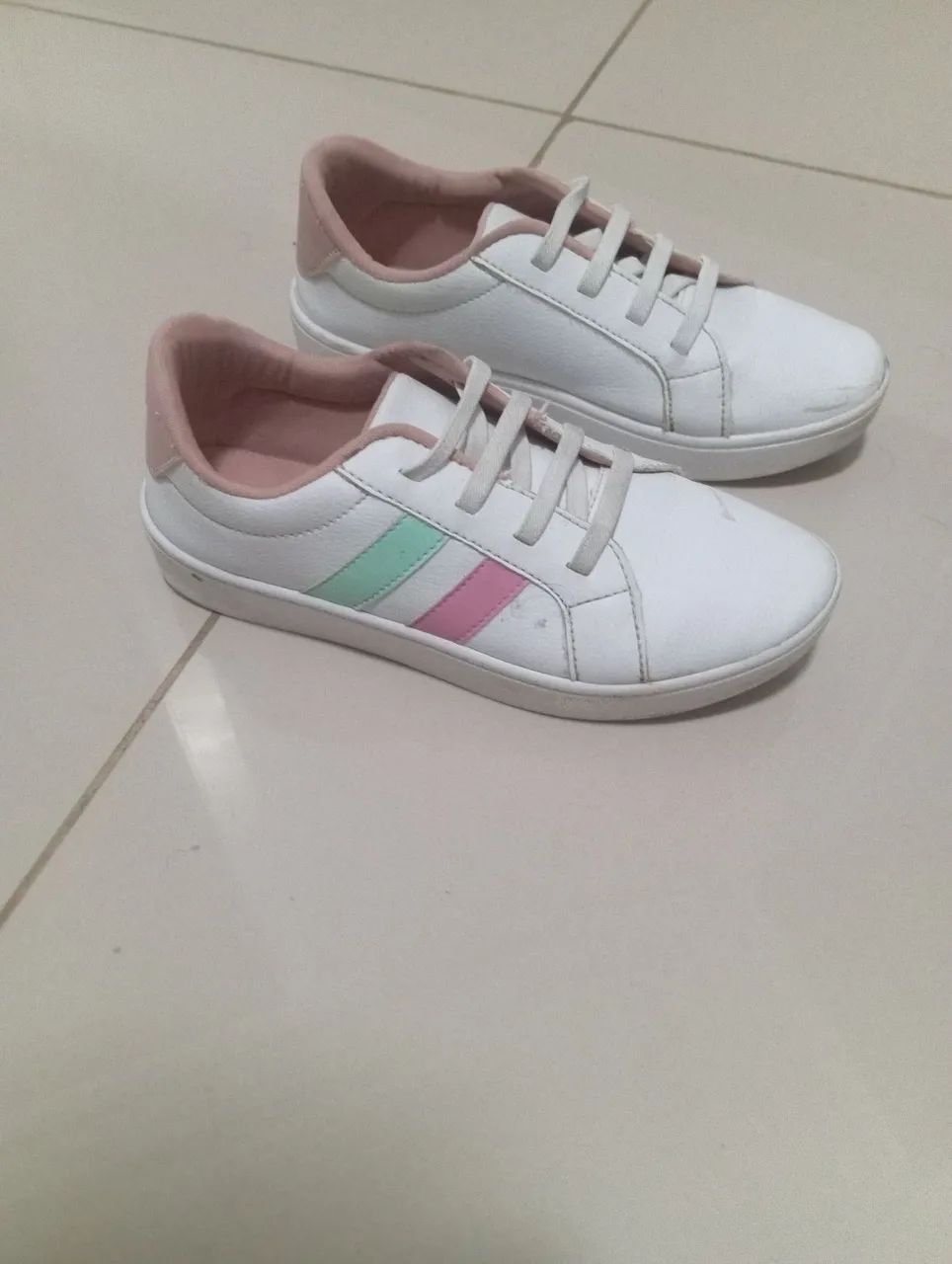 Tênis Infantil Branco com Detalhes Coloridos - Foto 2