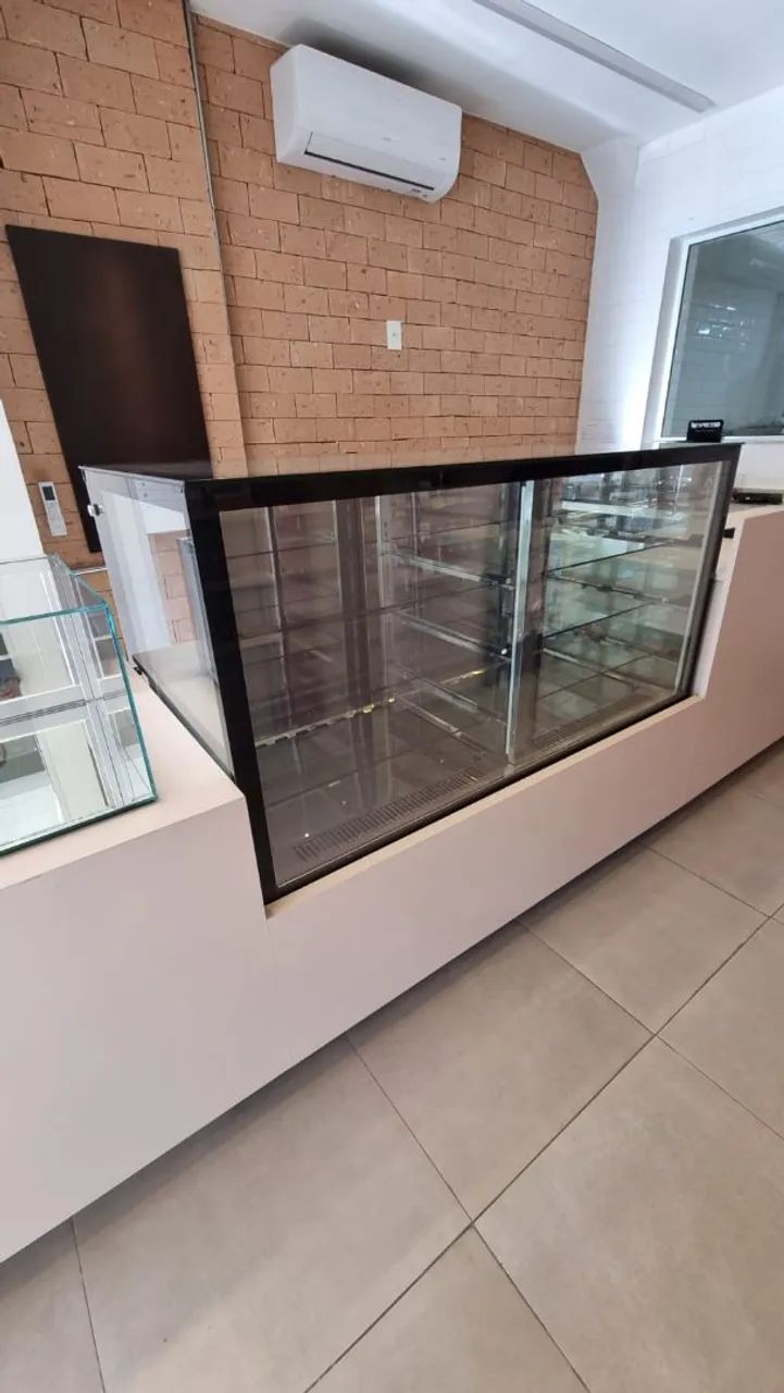 Vitrine refrigerada Gelopar para exposição bolos e alimentos