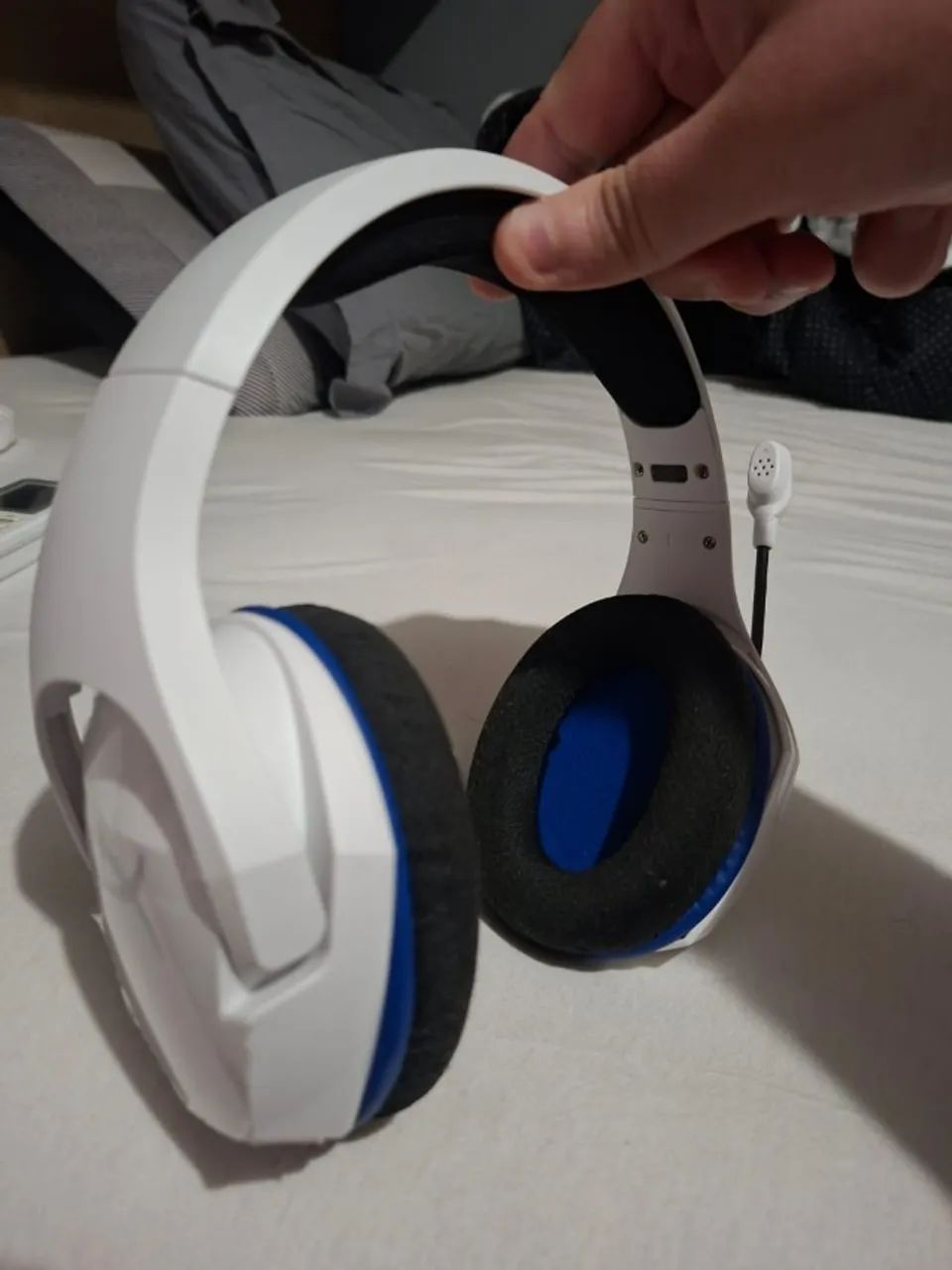 Headset over-ear gamer sem fio HyperX Cloud Stinger Core HHSS1C-KB branco com luz sem luz - Foto 3