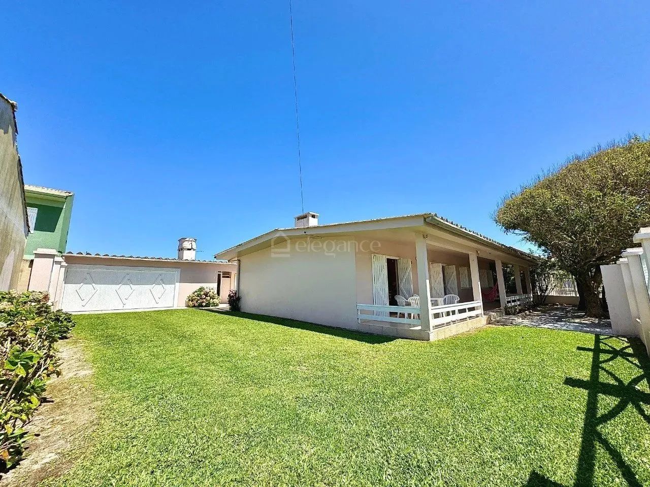 Casa próxima ao mar com dois terrenos à venda na praia de Xangri-Lá. - Foto 3