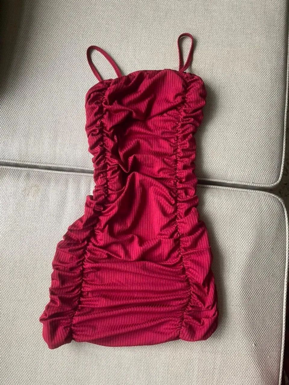 Vestido vinho justo