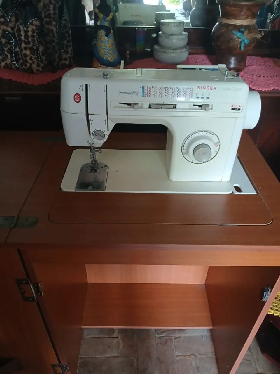 Máquina de costura Singer com gabinete  - Foto 2