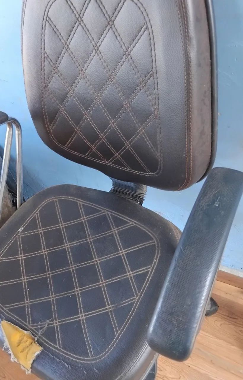 Cadeira giratória com marcas de uso como mostra a foto  - Foto 2