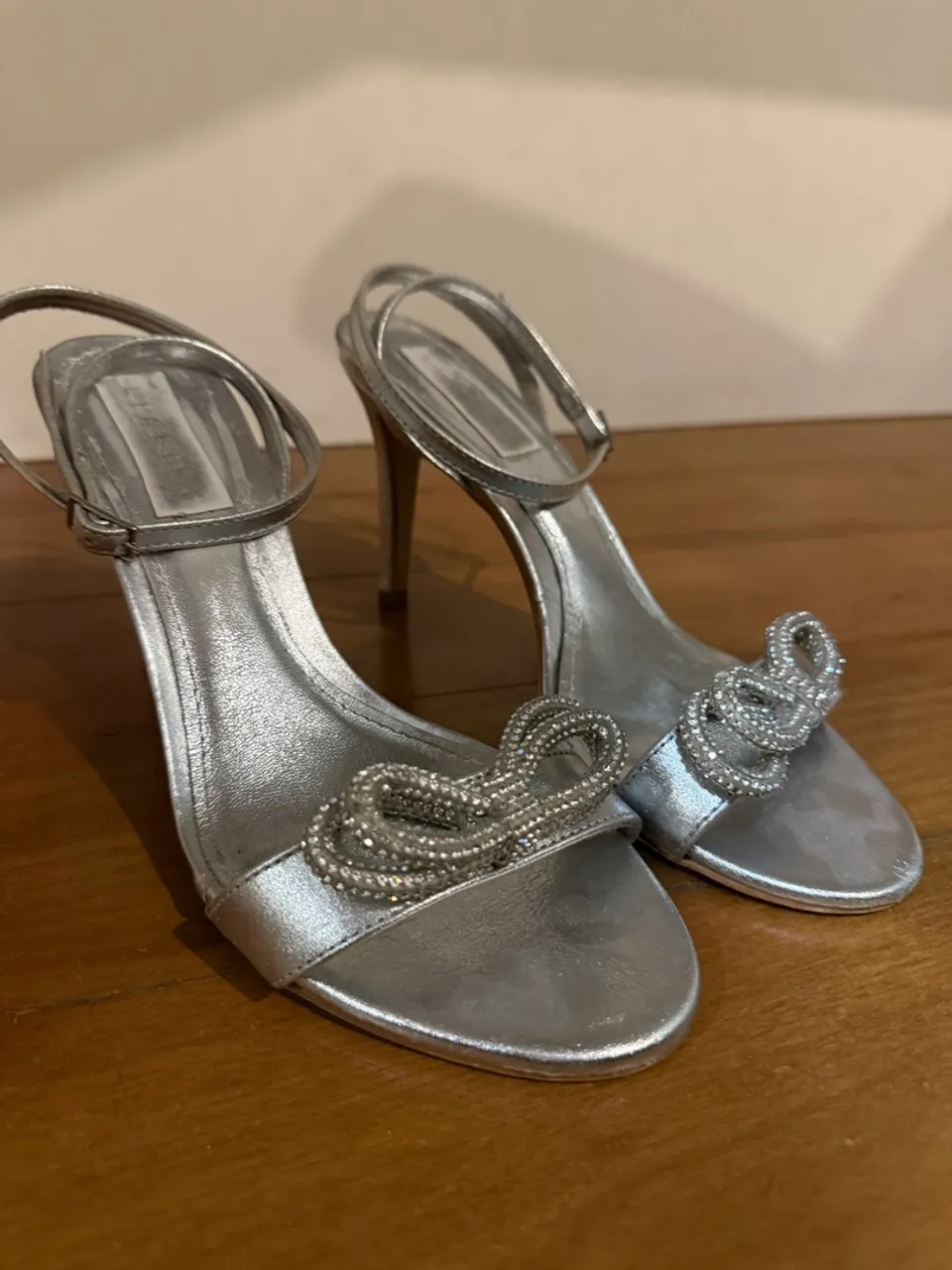 Sandália Alta Prateada com Detalhe de Laço Strass
