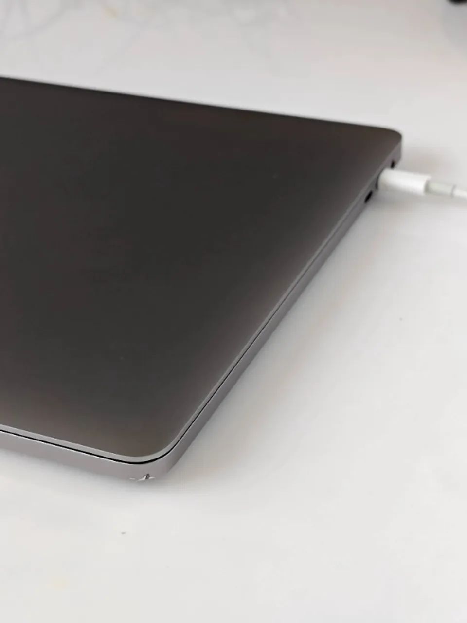 Apple MacBook Pro 13? 2019 - i5 Quad-Core 2.4GHz - 8GB RAM - SSD