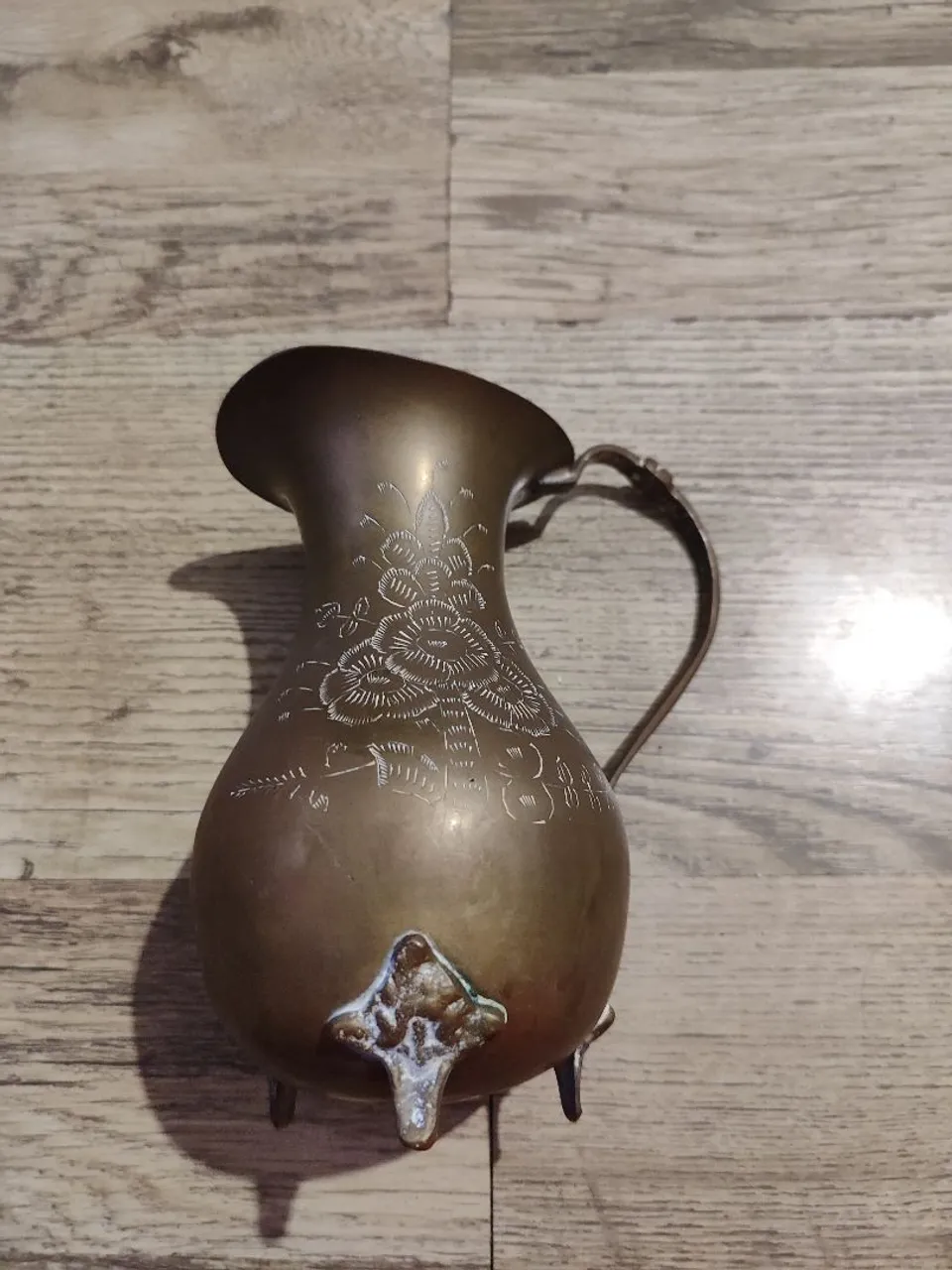 Jarro de Cobre Antigo com Detalhes Finos