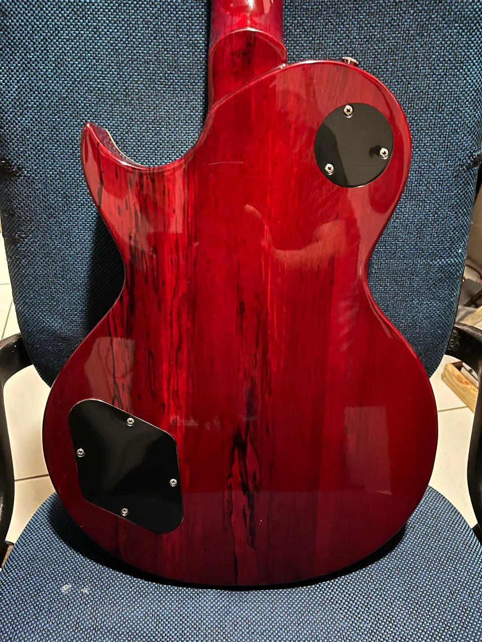 Guitarra Vintage V100 com upgrade  - Foto 4